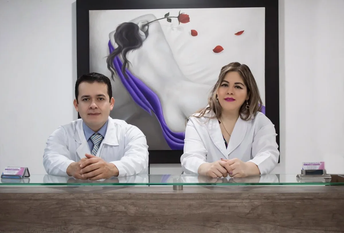 La Dra. Elizabeth Cortés Morales y el Dr. Eric Guzmán Sánchez en la recepción de la clínica