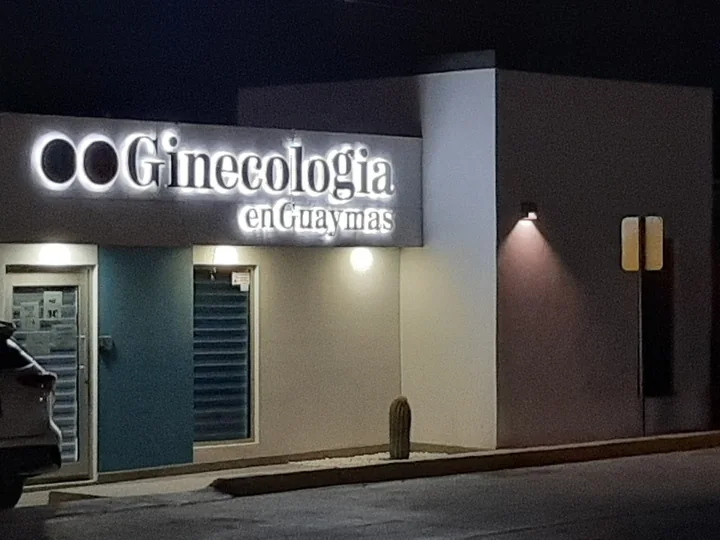 Fachada de la clínica de noche, con el letrero de Ginecología en Guaymas