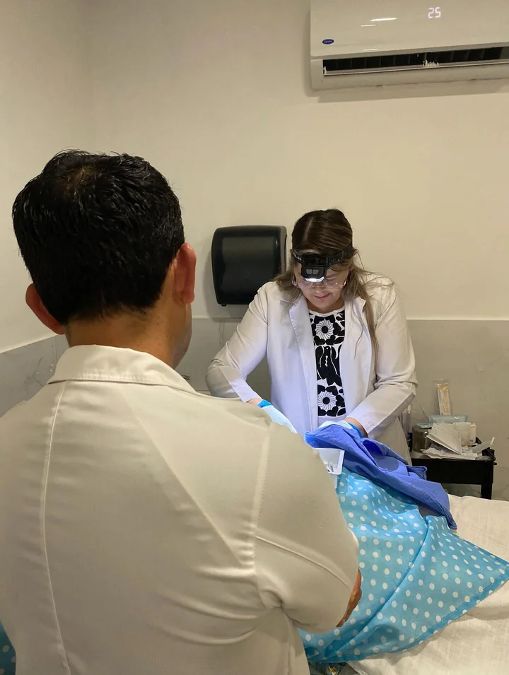 Los dos médicos durante un procedimiento en la clínica
