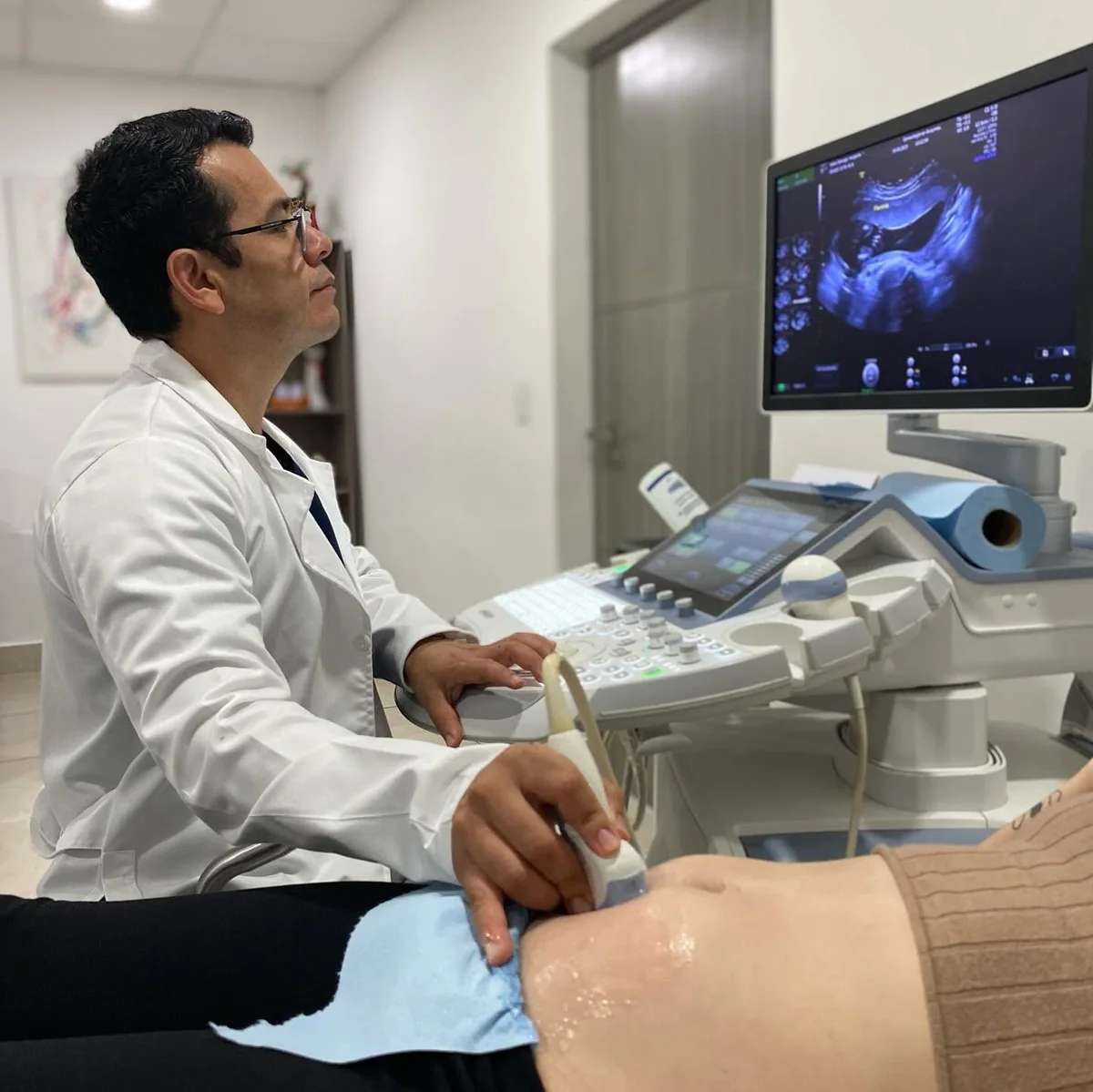 El Dr. Eric Guzmán Sánchez realiza un ultrasonido obstétrico