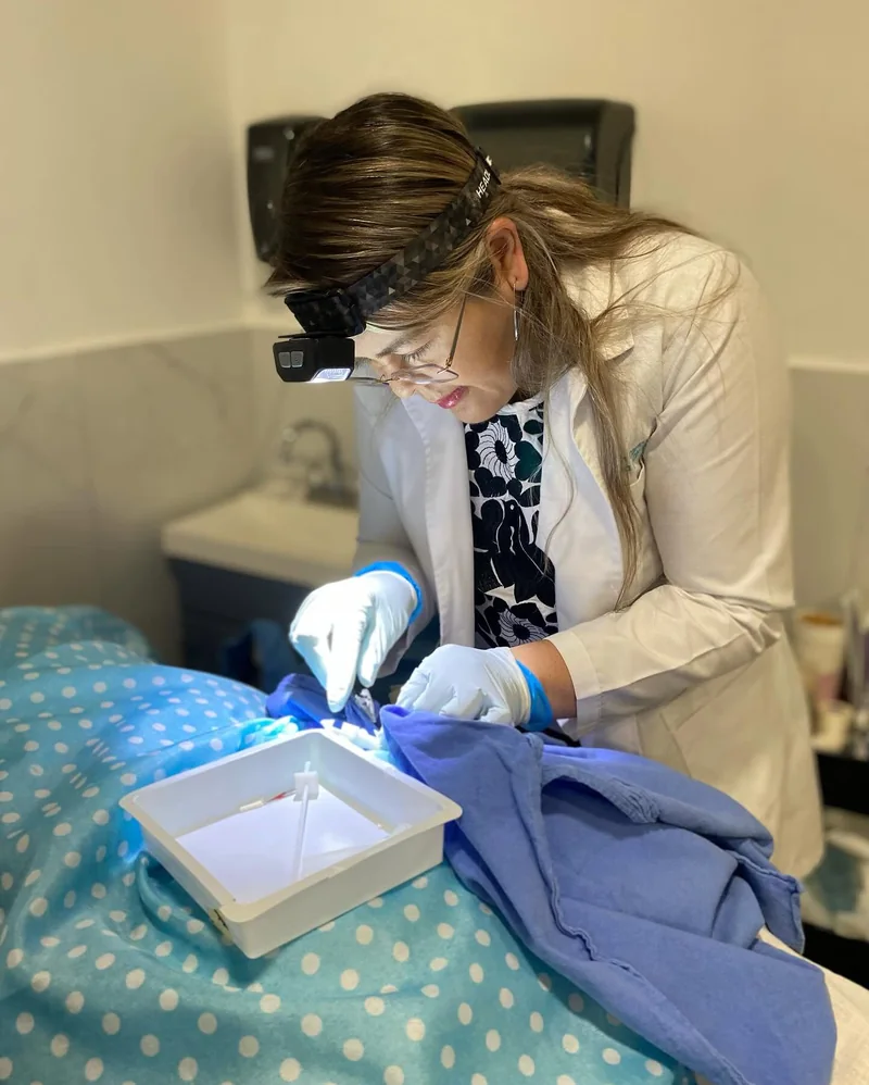 La Dra. Elizabeth Cortés Morales durante un procedimiento en la clínica